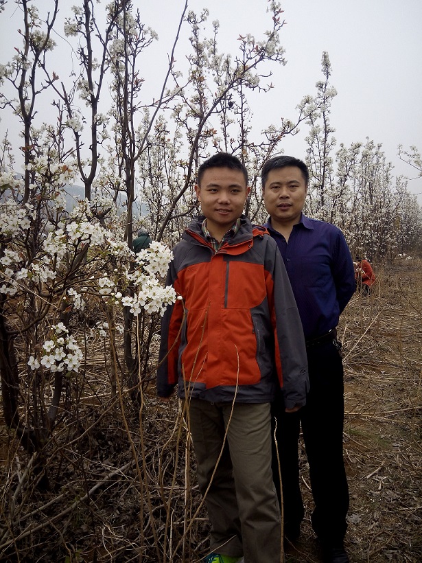 3 3 文章偶然相识 必然选择 黄晔炜父亲 配图 黄晔炜父子合影